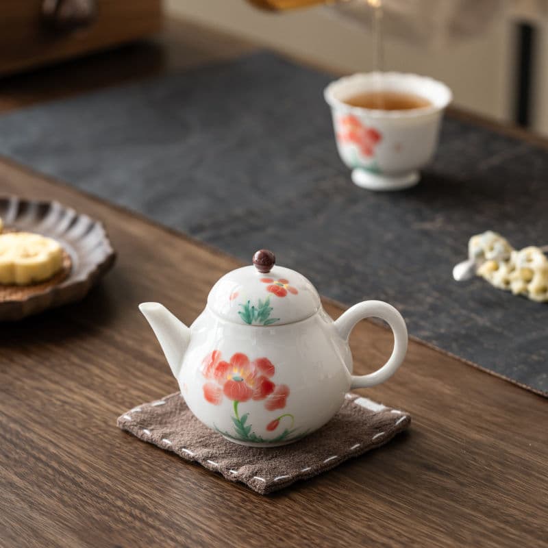 Tetera de porcelana con flores